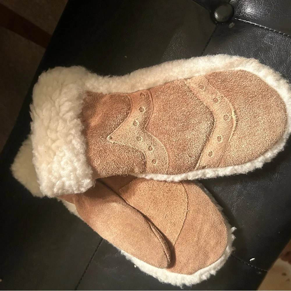 Genuine Leather Tan Shearling Mittens Fits Women’s size 6-7 Cold weather mittens
